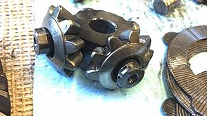 how does this happen (Inside my rear diff)-img_20140907_094128_363.jpg