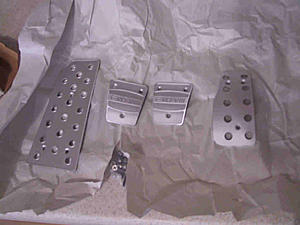 Giant Evo Part Out-pedals.jpg